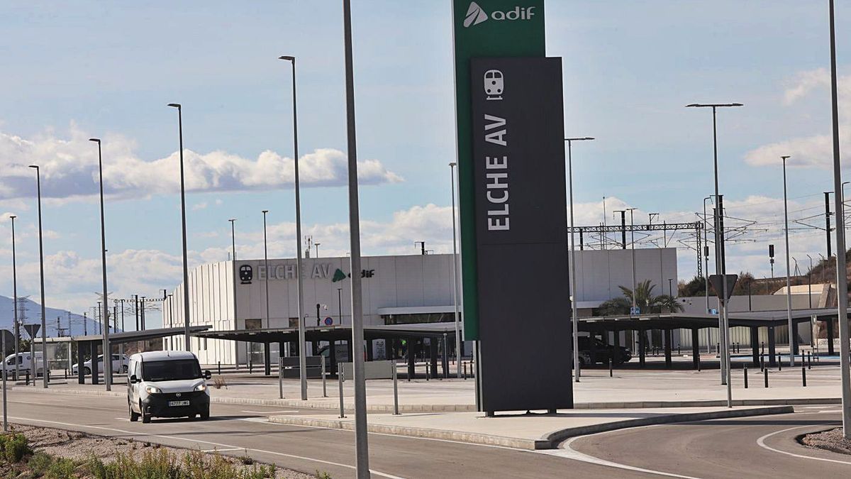 Adif discrimina el valencià a la nova estació d'Elx