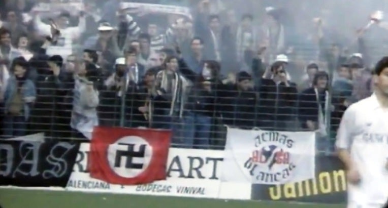 Bandera amb l'esvàtica nazi que es va exhibir a l'estadi