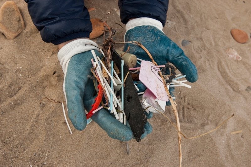 Un estudi alerta que el turisme genera el 80% de la brossa marina a les platges de les illes mediterrànies