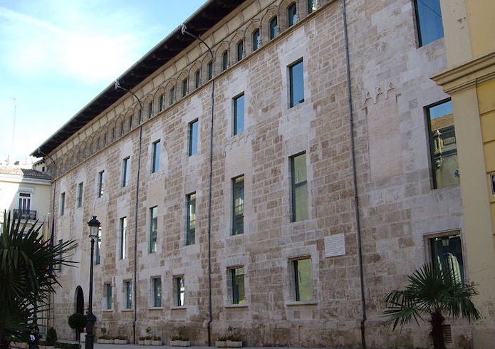 Les Corts admeten a tràmit la ILP de gratuïtat dels productes per al període «Tres voltes rebel»