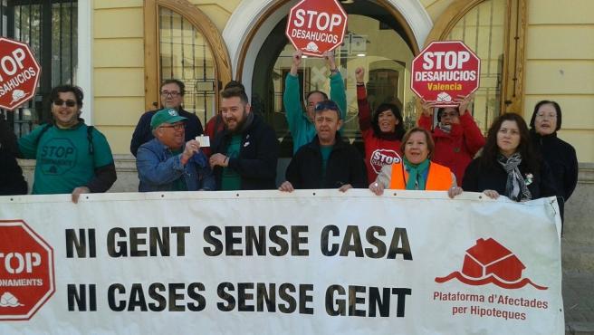 La PAH titlla de «nova estafa a la ciutadania» la fusió de CaixaBank i Bankia