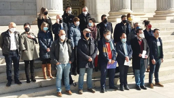 Representants de diverses entitats en defensa de les llengües cooficials a l’exterior del Congrés dels Diputats