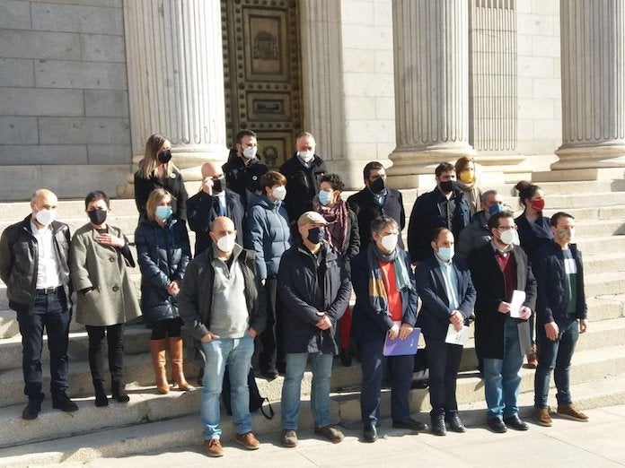 Representants de diverses entitats en defensa de les llengües cooficials a l’exterior del Congrés dels Diputats