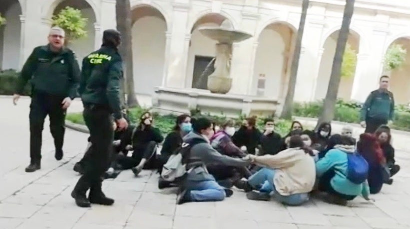 Un grup feminista ocupa la delegació del govern a València en protesta contra la repressió