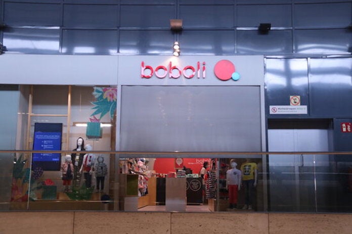 Una botiga d'un centre comercial torna a obrir després d'un temps tancada | Aina Martí | ACN