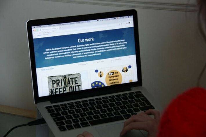 El 73% de les dones ha patit algun tipus de violència a Internet i la pandèmia ho agreuja: 'La situació és molt pitjor'