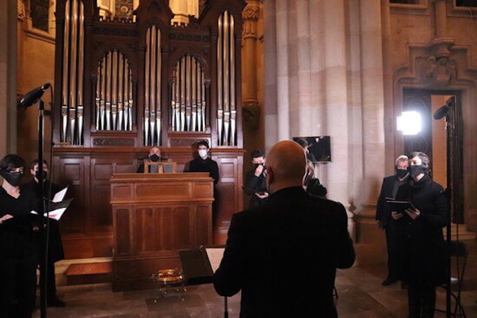 L'organista Juan de la Rubia amb el Cor Francesc Valls durant el concert del nou orgue Cavaillé-Coll de la cripta de la Sagrada Família | Maria Asmarat | ACN