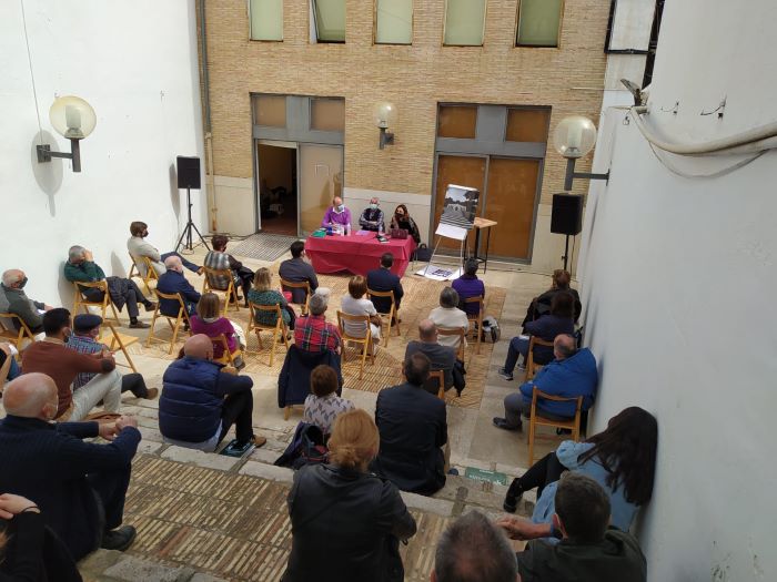 El pati de la Casa Maians d’Oliva acull la presentació de l’últim número de la revista Cabdells