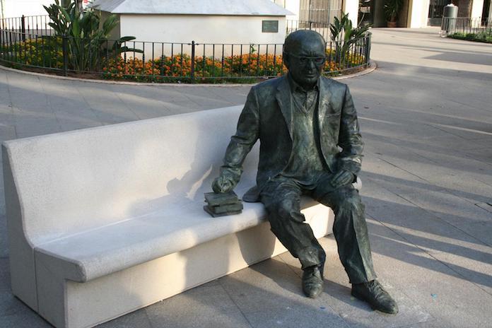 Escultura de Vicent Andrés Estellés a Burjassot