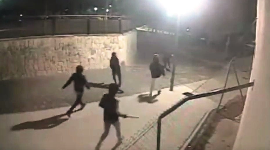 Tretze detinguts per una brutal agressió homòfoba a un jove a qui han trencat el tabic nasal i el fèmur