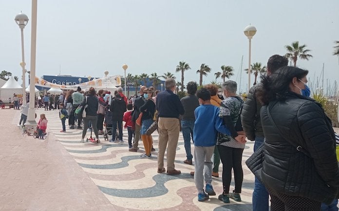 Cua per accedir a la Plaça del Llibre d'Alacant aquest diumenge