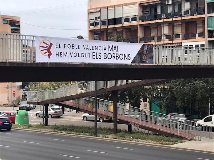 Identificats quatre membres de Decidim per una pancarta contra la monarquia 