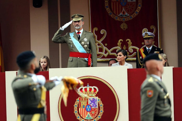 El rei Felip VI presenciant la desfilada militar del 12 d'octubre de 2018 | ACN