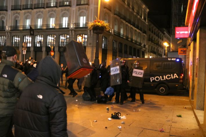 Una associació policial defensa l'ús de foc real per respondre a agressions durant els disturbis