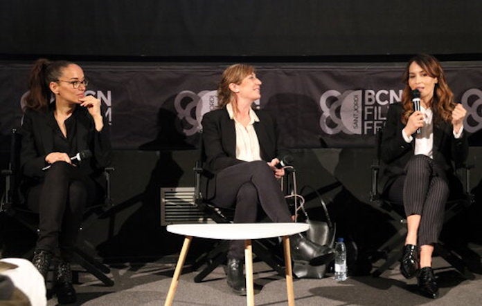 Carmen Chaplin (a l'esquerra) i Dolores Chaplin (a la dreta) en el col·loqui per presentar el documental «Charlie Chaplin. A man of the world» al BCN Film Festival | Marta Casado | ACN