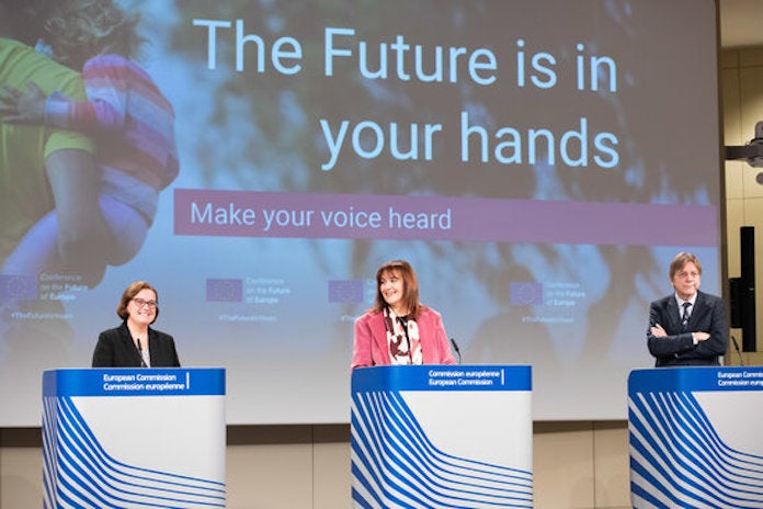 Pla mitjà de Dubravka Šuica, Guy Verhofstadt i Ana Paula Zacarias durat la roda de premsa de presentació de la plataforma digital per a la Conferència sobre el Futur d'Europa | ACN