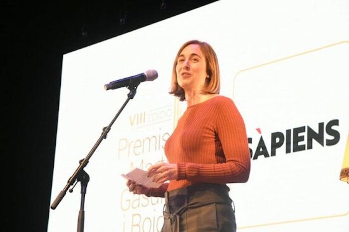 La directora de la revista 'Sàpiens', Clàudia Pujol, recull el VIII Premi Martí Gasull i Roig | Juan Miguel Morales