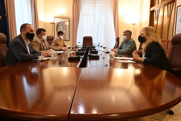 El vicepresident segon i conseller d'Habitatge i Arquitectura Bioclimàtica, Rubén Martínez Dalmau, i la directora general de l'Agenda Valenciana Antidespoblament, Jeannette Segarra | Avant