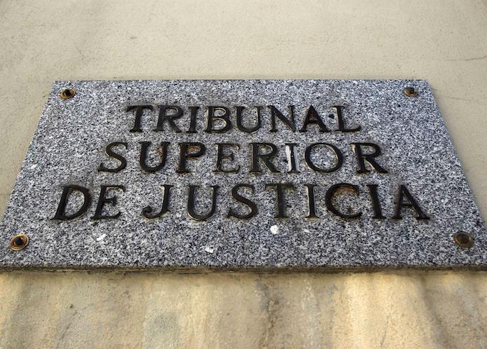 El jutge denega la retirada del cartell de Vox sobre els Mena com a mesura cautelar