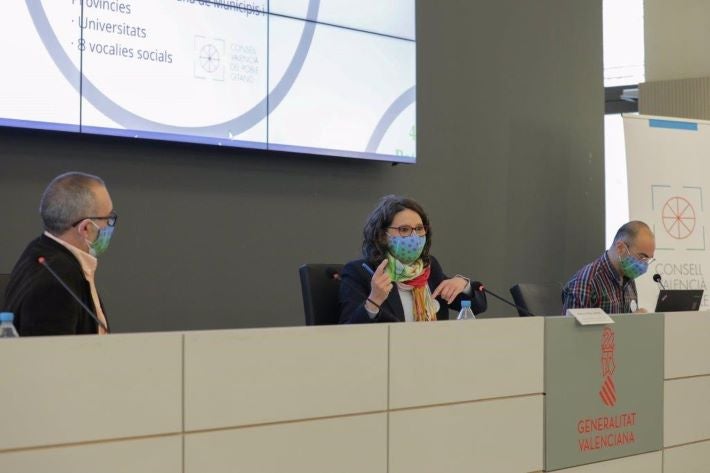 Mónica Oltra, presideix la reunió de constitució del Consell Valencià del Poble Gitano