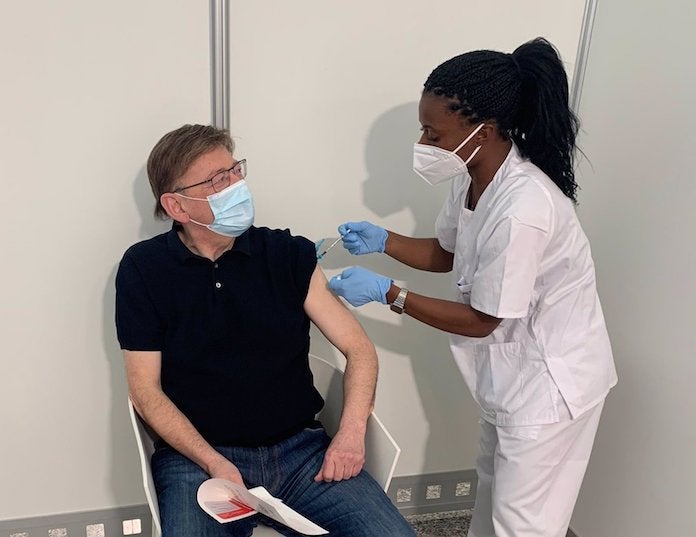 Ximo Puig rep la primera dosi de la vacuna d'AstraZeneca