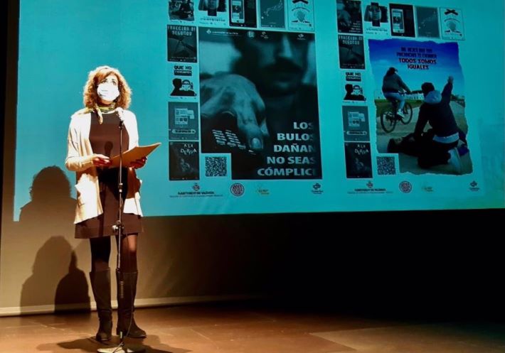 La regidora de Cooperació al Desenvolupament i Migració, Maite Ibáñez, durant la presentació de 'Divercinema' en La Mutant