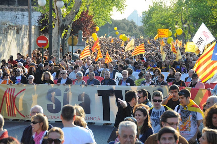 Capçalera de la manifestació amb la pancarta «Sí a TV3» | ACPV