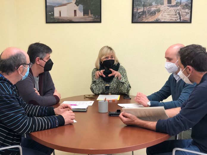 La diputada de Compromís Nathalie Torres i els alcaldes de la Valldigna