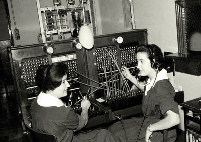 Les operadores tenien la facultat de tallar la conversa si detectaven que s'utilitzava el català | Wikimedia Commons