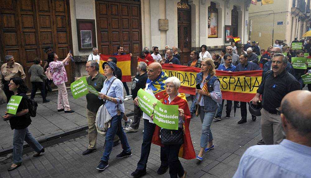 Manifestació de l'associació «Hablamos Español» en contra del valencià a les aules, València  | Diari La Veu