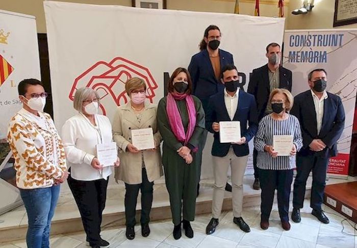 La consellera de Participació, Transparència, Cooperació i Qualitat Democràtica, Rosa Pérez Garijo; l’alcalde de Sagunt, Darío Moreno, i i representants de familiars de les víctimes a Sagunt