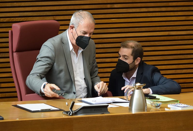 A la dreta, Jesús Salmerón