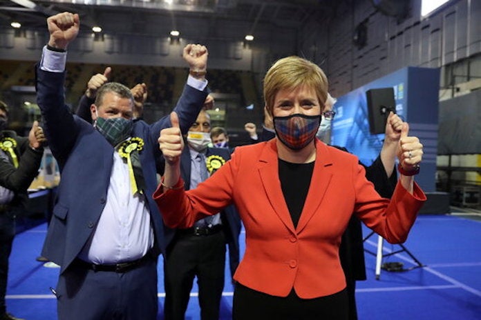 La primera ministra escocesa, Nicola Sturgeon, en una visita un centre de recompte electoral pels comicis a Escòcia, a Glasgow, Escòcia, el 7 de maig de 2021 | REUTERS | Russell Cheyne | ACN