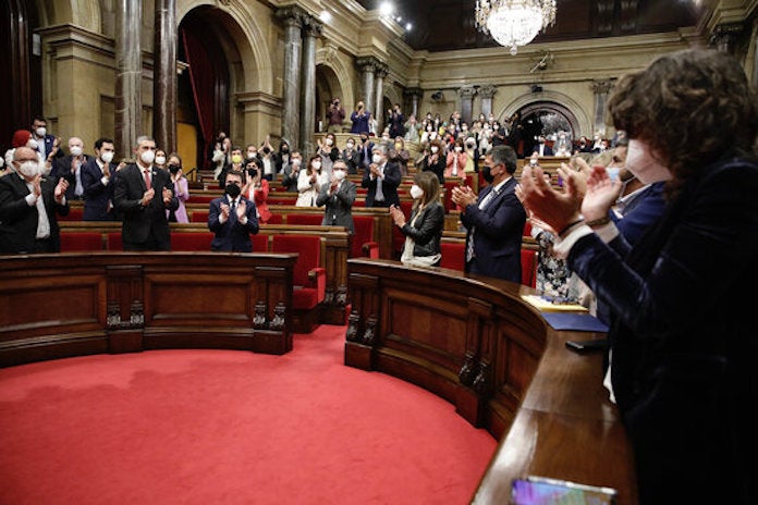 El Parlament de Catalunya aplaudint el candidat d'ERC, Pere Aragonès, investit com a 132è president de la Generalitat | Jordi Play | ACN