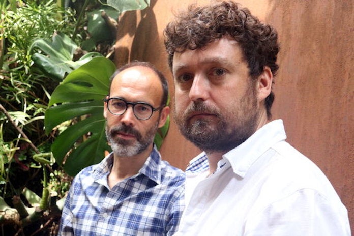 Sergi Tarín i Gabi Martínez, guanyadors de les beques per a la producció d'un assaig, a la llibreria Finestres | Pere Francesch | ACN