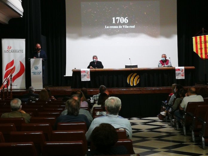 el president de Socarrats, Fermí Font, i els historiadors Antoni Pitarch i Santiago Vilanova en la presentació del vídeo  |  Socarrats