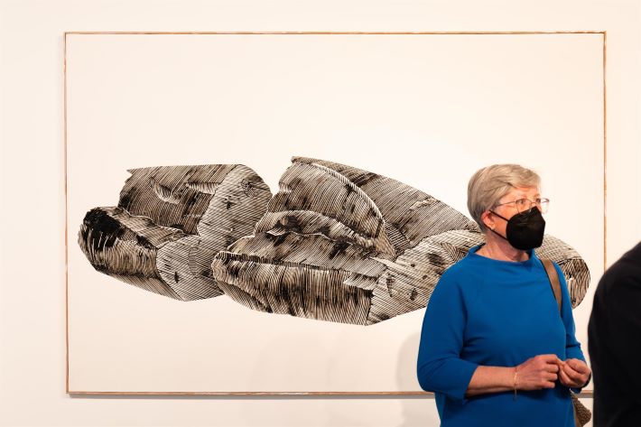 La viuda de Enric Banyuls, Rosa Urenya, junt a una de les obras del artista exposades en la Fundació Xirivella Soriano