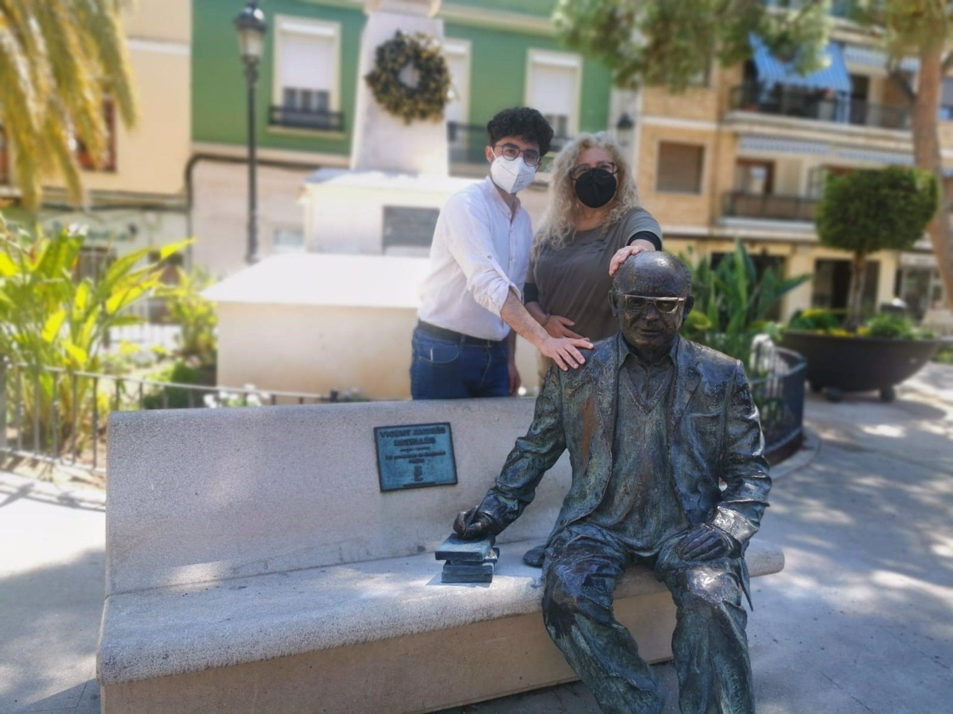 L'estàtua del poeta Vicent Andrés Estellés a Burjassot recupera els llibres que van ser robats