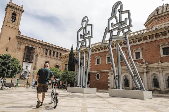 Escultures de Julian Opie a la plaça del Patriarca  | Rober Solsona | EP