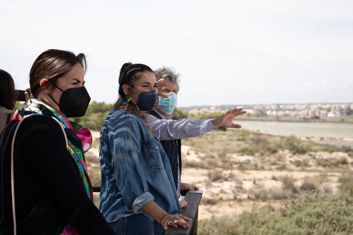 La consellera d'Agricultura i Transició Ecològica, Mireia Mollà, a les Salines de Santa Pola