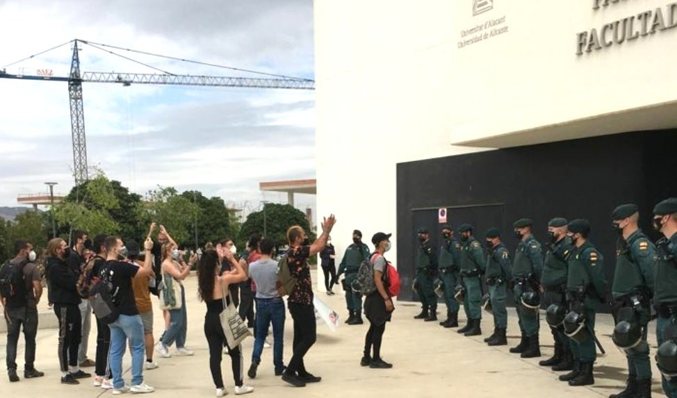 Estudiants de la UA protesten per una taula redona contra el valencià amb diputats de Vox