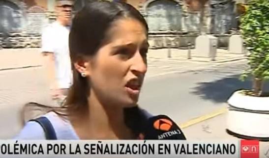 La periodista Laura Herrera, interpretant el paper d'una turista que no entenia el valencià