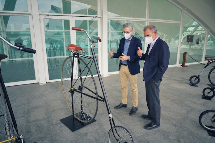 El conseller Arcadi España durant la visita a l'exposició «Sobre rodes», al Museu de les Ciències