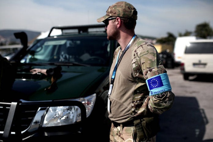 Un guarda de Frontex a Lesbos (Grècia)  |  ACN