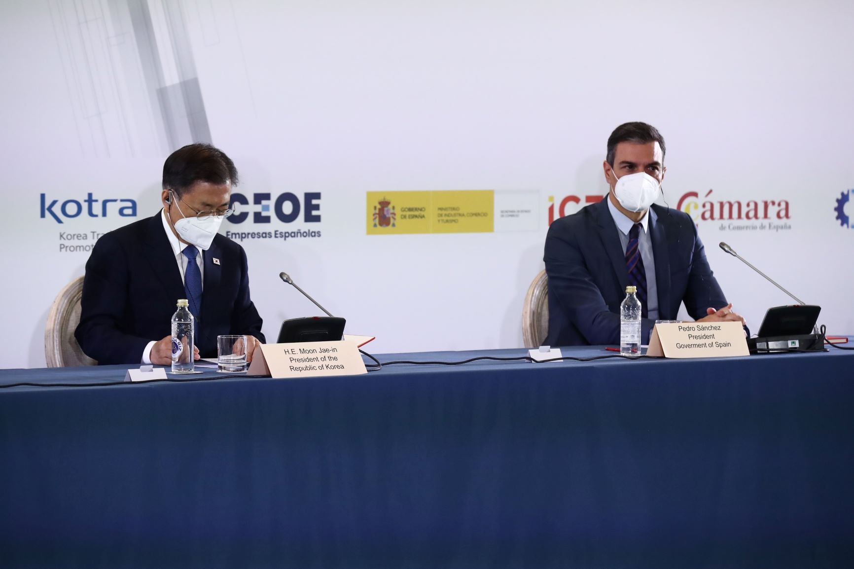 El president del govern espanyol, Pedro Sánchez, amb el president sudcoreà, Moon Jae-in, en la inauguració del fòrum Espanya-Corea a la Cambra de Comerç espanyola, el 16 de juny de 2021