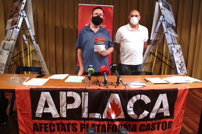 El portaveu i l'advocat d'Aplaca -Afectats per la plataforma Castor-, Joan Ferrando i Raül Rovira, en roda de premsa a Tortosa  | Anna Ferràs | ACN