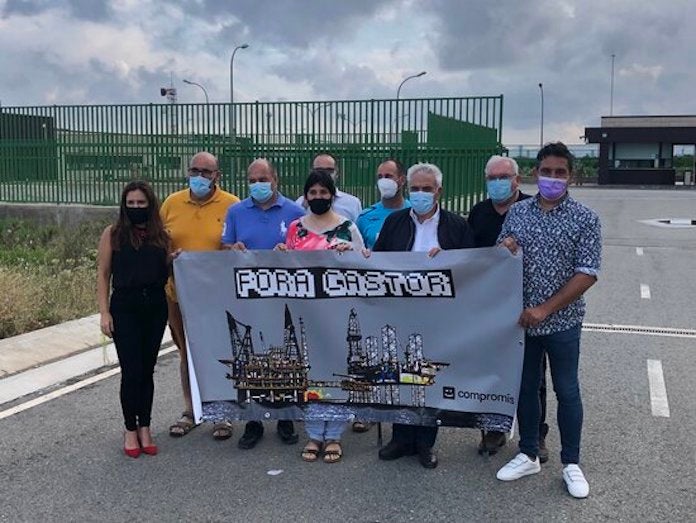 Representants de Compromís i de la Plataforma del Sénia davant de les instal·lacions terrestres del projecte Castor