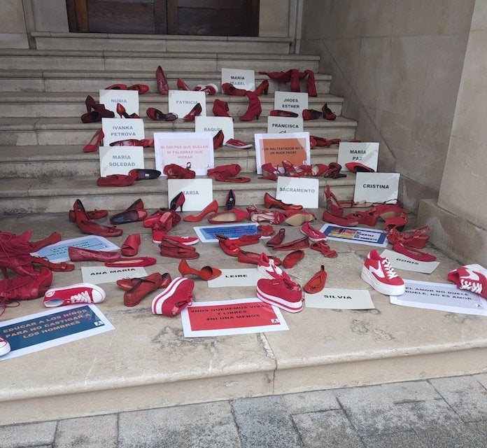 Sabates roges en record de les víctimes de la violència de gènere a la porta de la subdelegació del govern espanyol a Alacant | EP