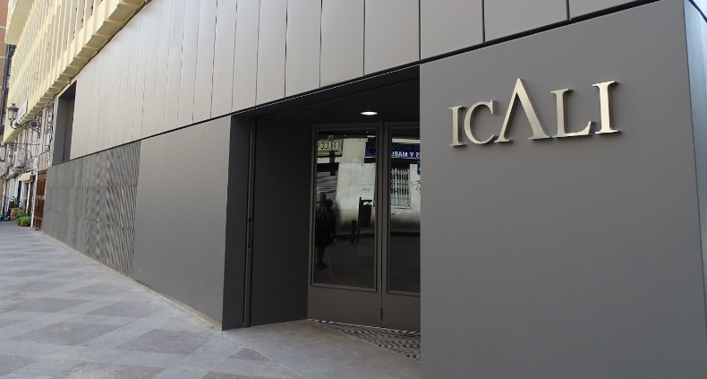 Una administrativa del Col·legi d'Advocats d'Alacant exigeix a una professional que li escriga en castellà