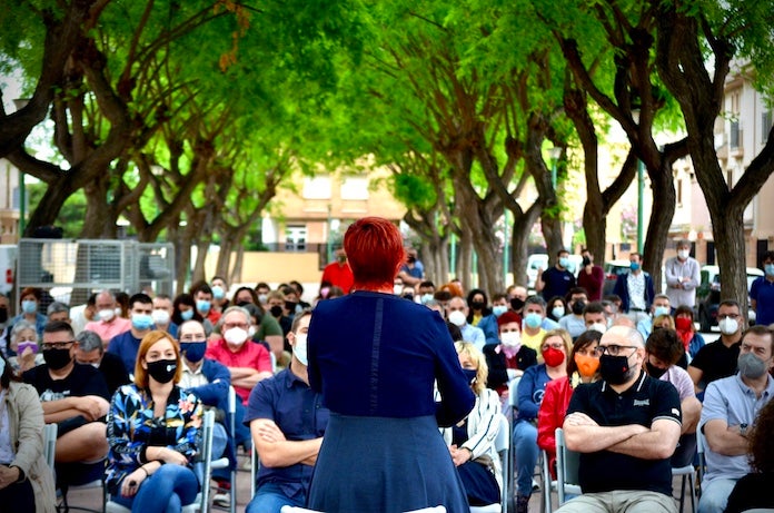 Àgueda Micò (d'esquena) en l'acte de presentació de la candidatura a Meliana (l'Horta Nord) | Bloc-Compromís